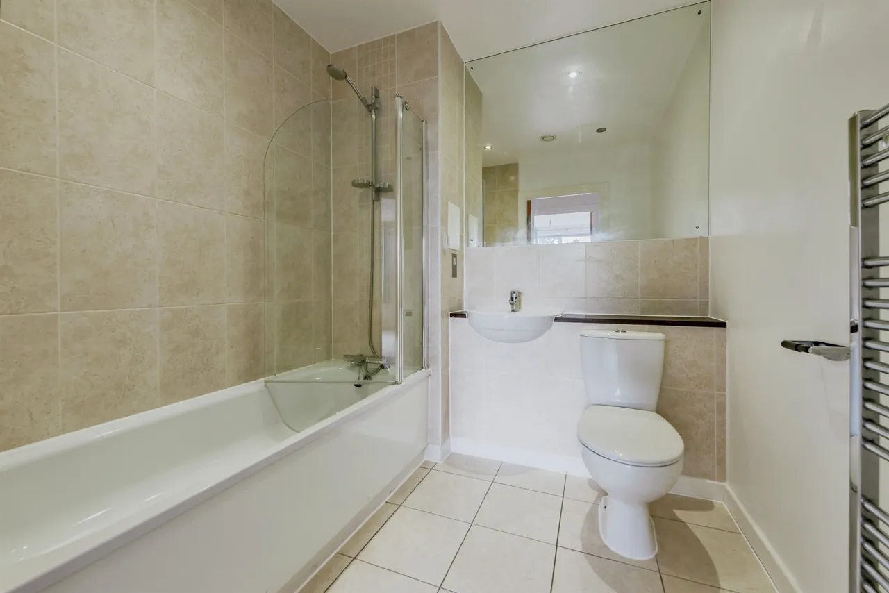 Russells Crescent, Horley, photo 8