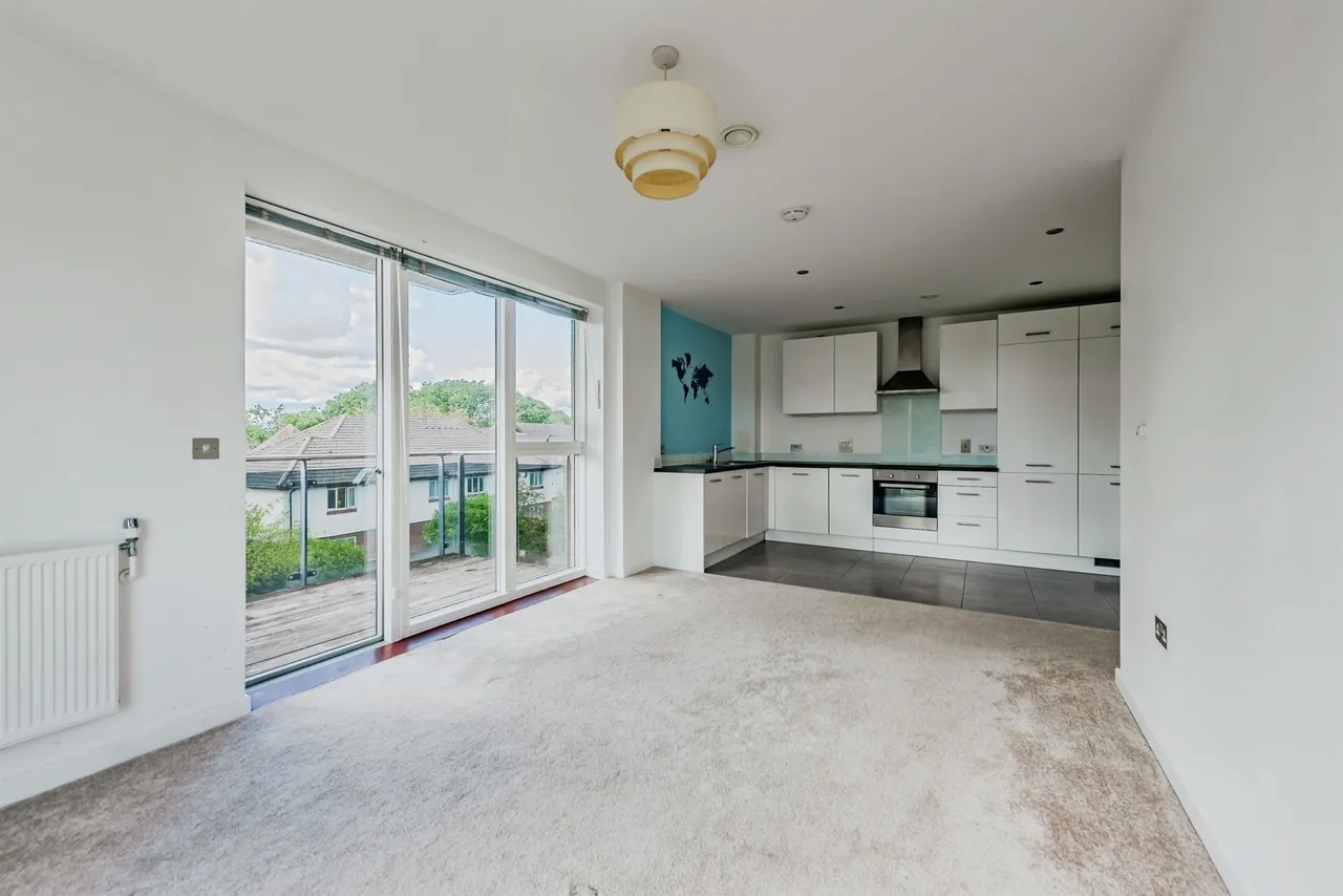 Russells Crescent, Horley, photo 2