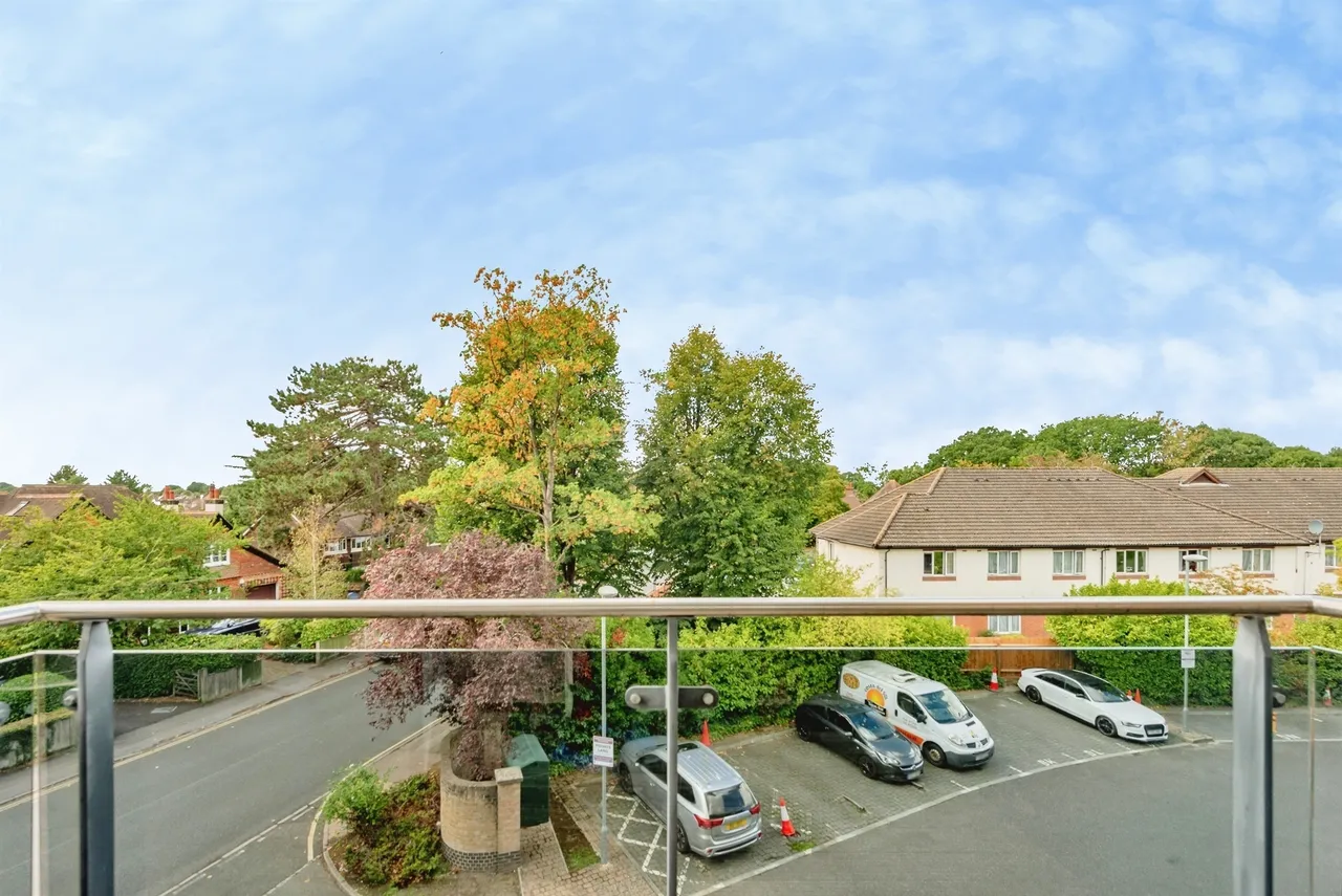 Russells Crescent, Horley, photo 5