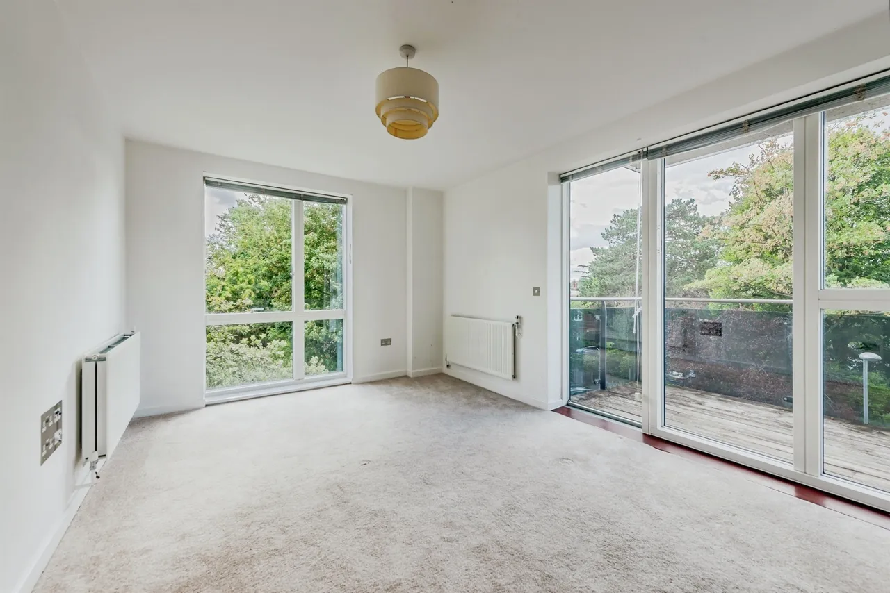 Russells Crescent, Horley, photo 3
