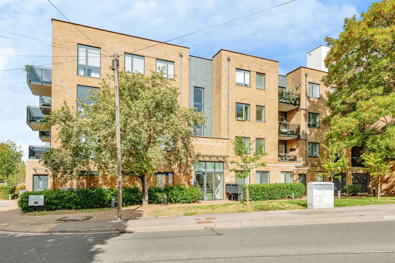 2 bed flat for sale — Russells Crescent, Horley