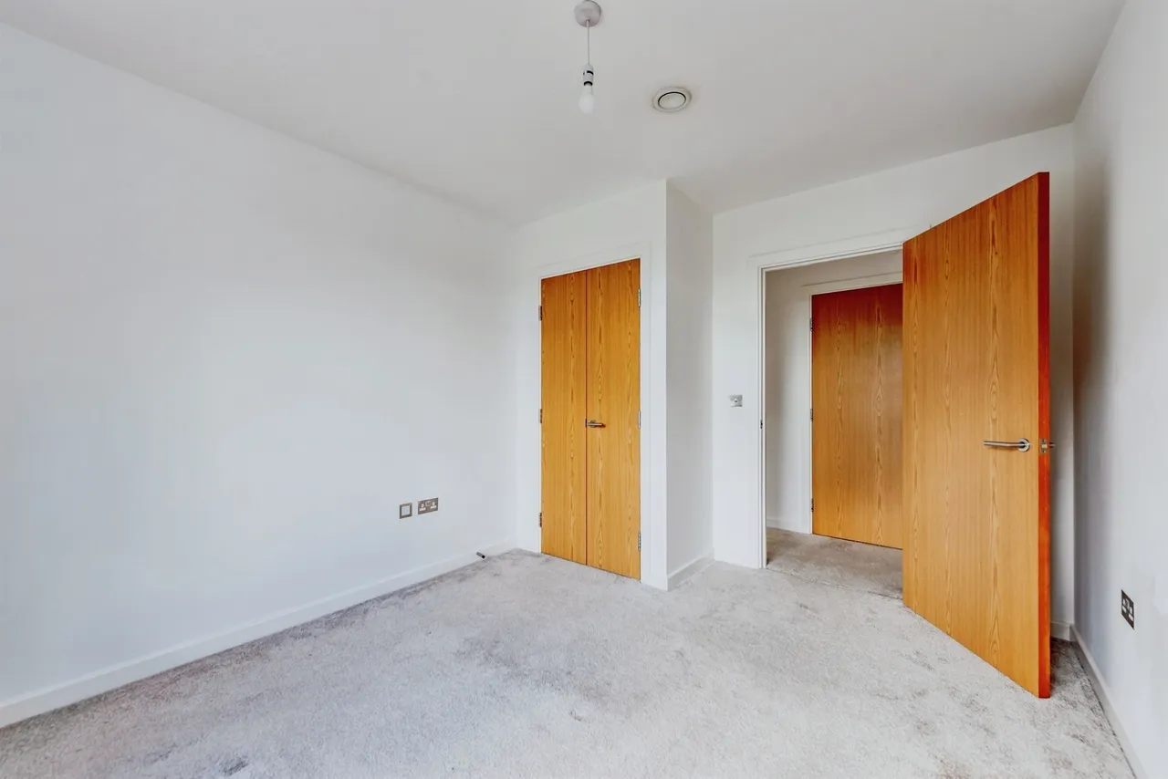 Russells Crescent, Horley, photo 6