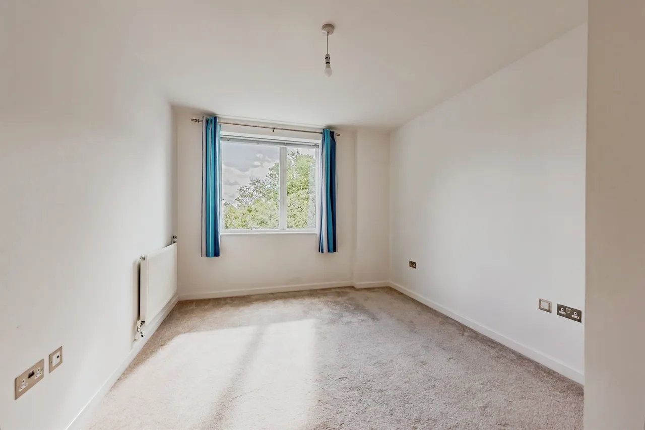 Russells Crescent, Horley, photo 7