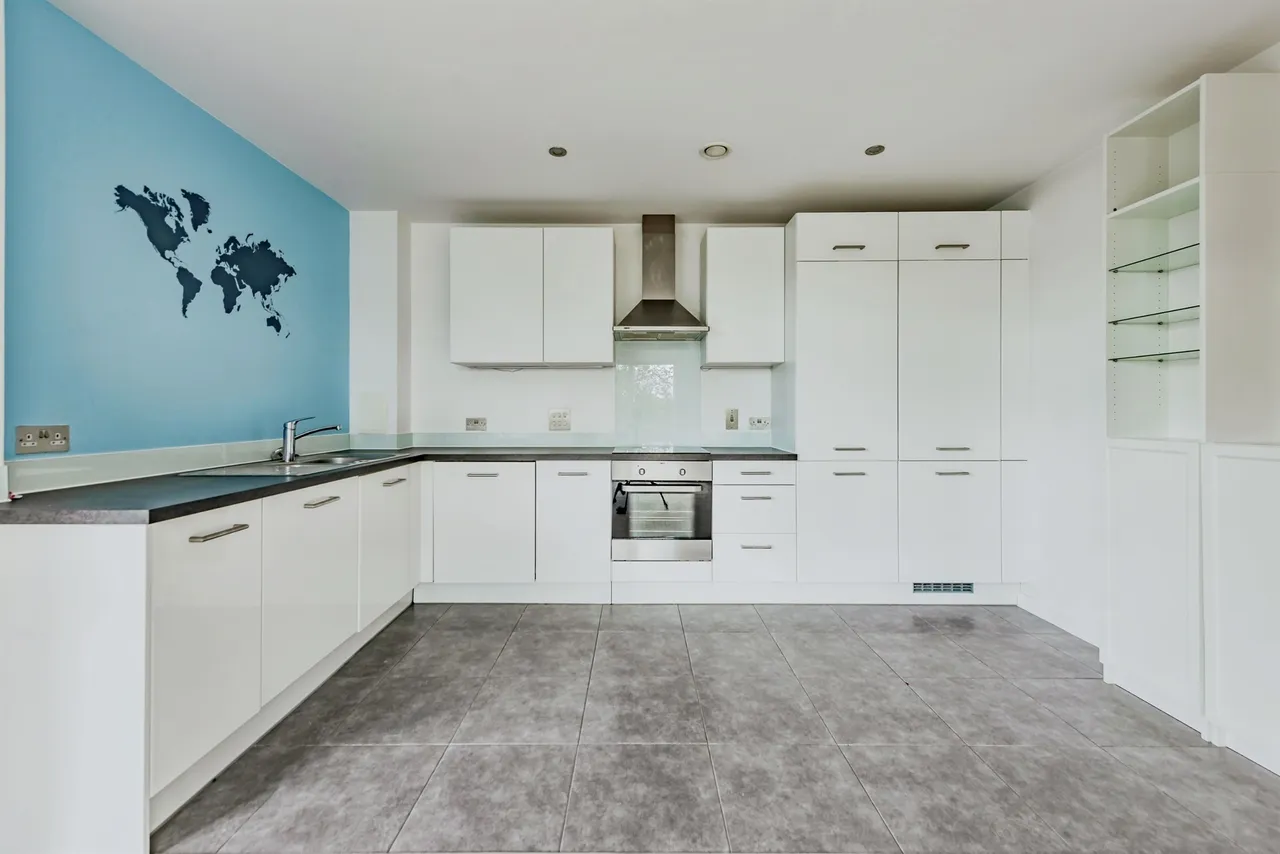 Russells Crescent, Horley, photo 4