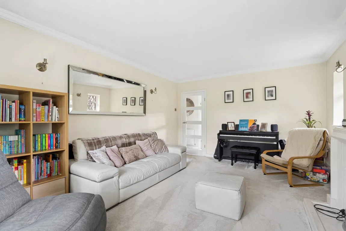 Chigwell Hurst Court, Pinner, HA5, photo 3