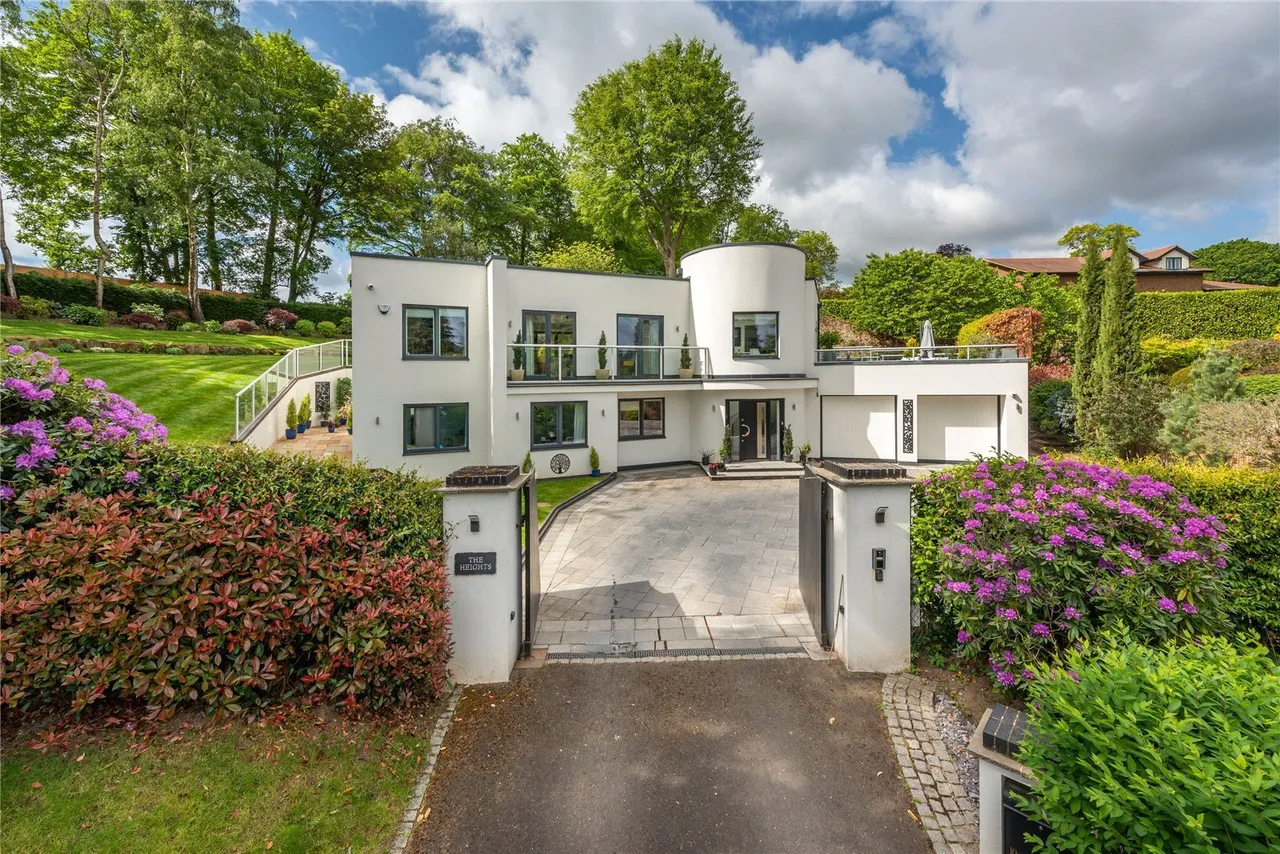 4 bed property for sale, Broomfield Park, Westcott, RH4