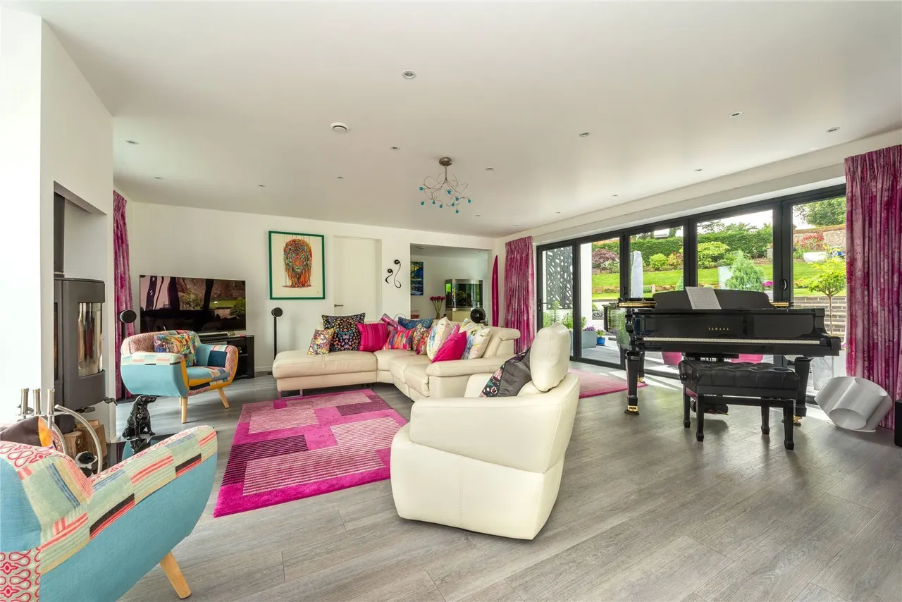 Broomfield Park, Westcott, RH4, photo 2
