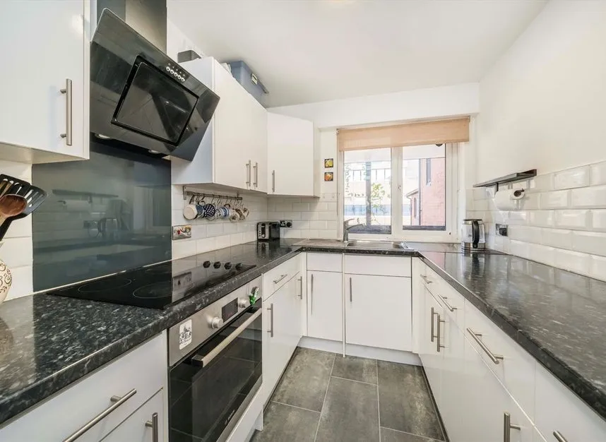 Tithe Barn Close, Kingston Upon Thames, KT2, photo 3