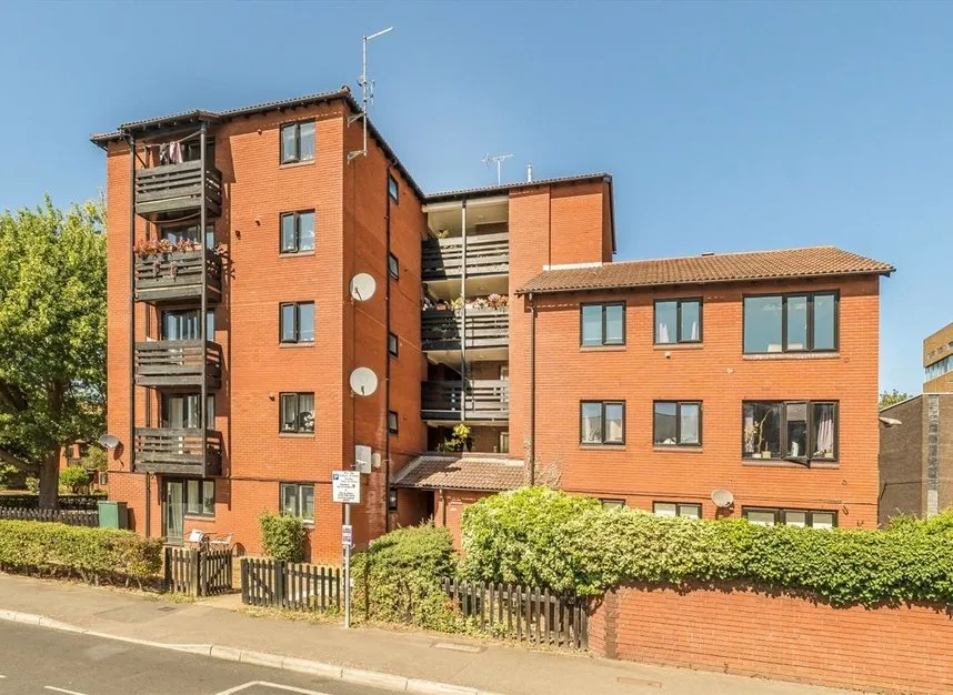 1 bed flat for sale — Tithe Barn Close, Kingston Upon Thames, KT2