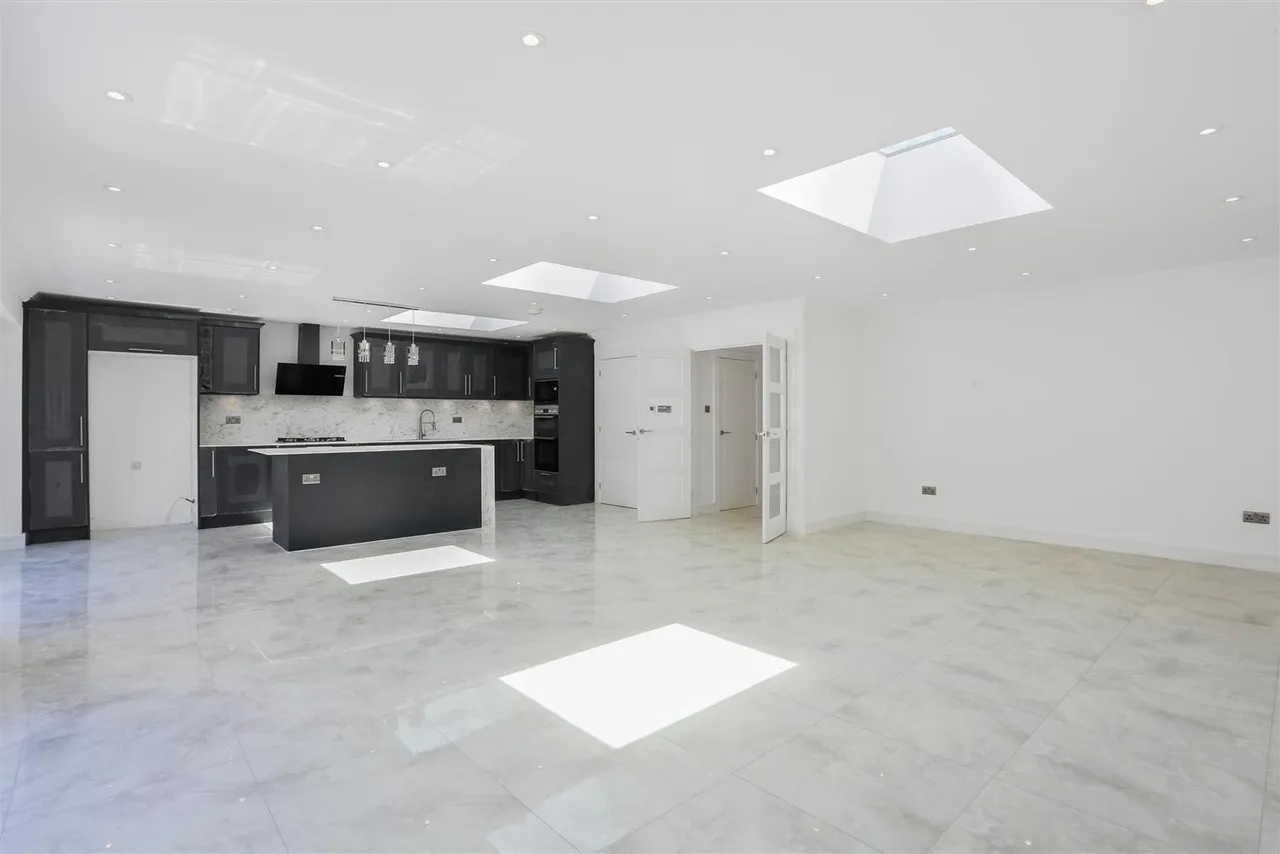 Claremount Gardens, Epsom, KT18 5XF, photo 8