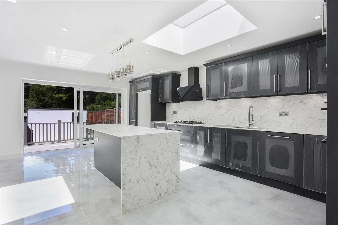 Claremount Gardens, Epsom, KT18 5XF, photo 2