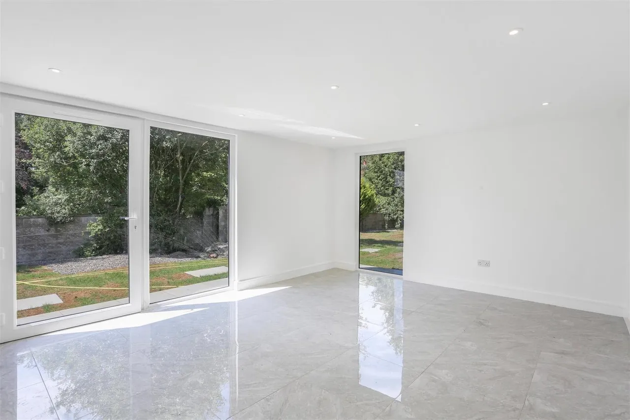 Claremount Gardens, Epsom, KT18 5XF, photo 5