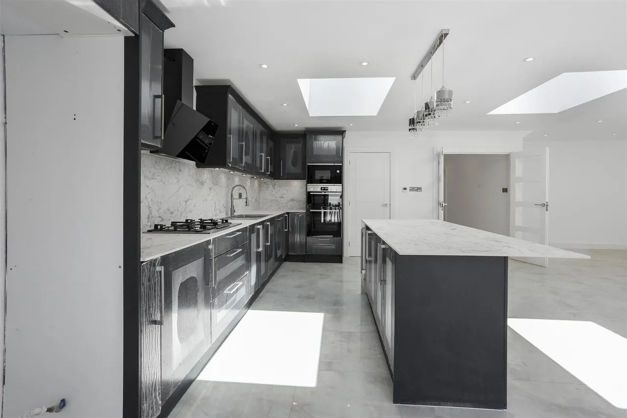 Claremount Gardens, Epsom, KT18 5XF, photo 7