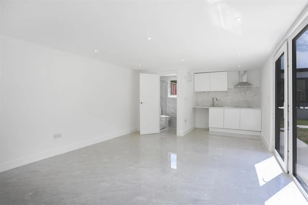 Claremount Gardens, Epsom, KT18 5XF, photo 11