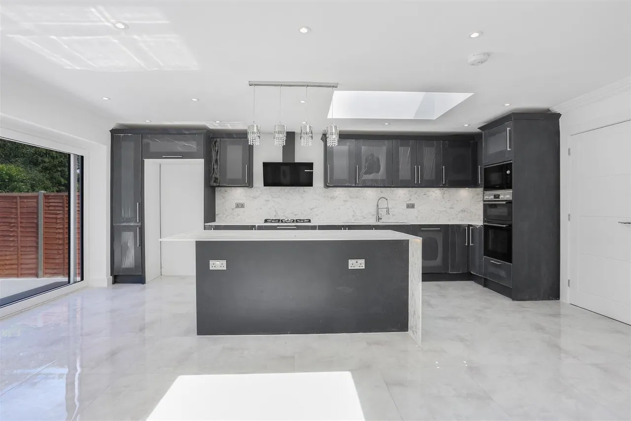 Claremount Gardens, Epsom, KT18 5XF, photo 9