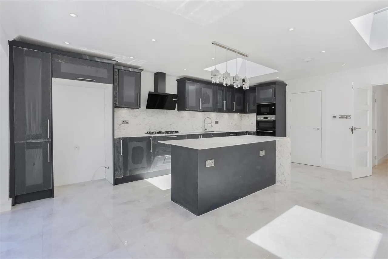 Claremount Gardens, Epsom, KT18 5XF, photo 10