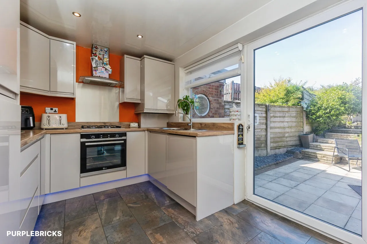 Neston Close, Oldham, OL2, photo 7