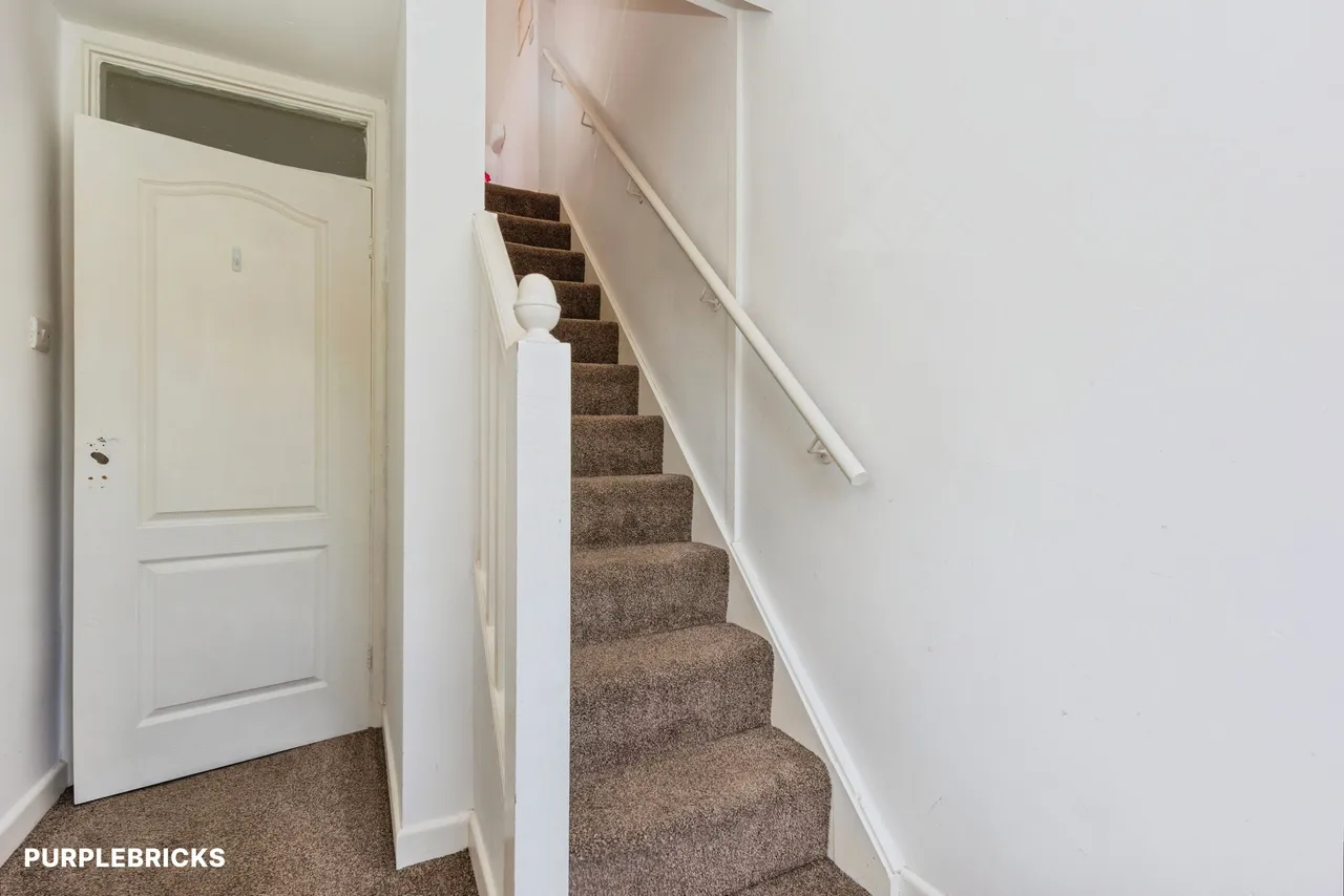 Neston Close, Oldham, OL2, photo 12