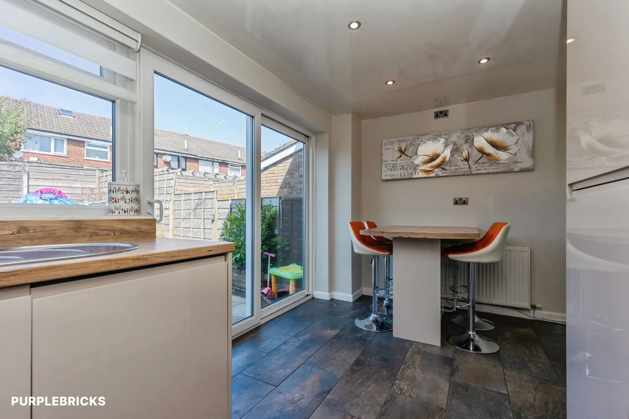 Neston Close, Oldham, OL2, photo 8