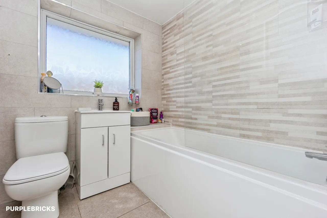 Neston Close, Oldham, OL2, photo 4
