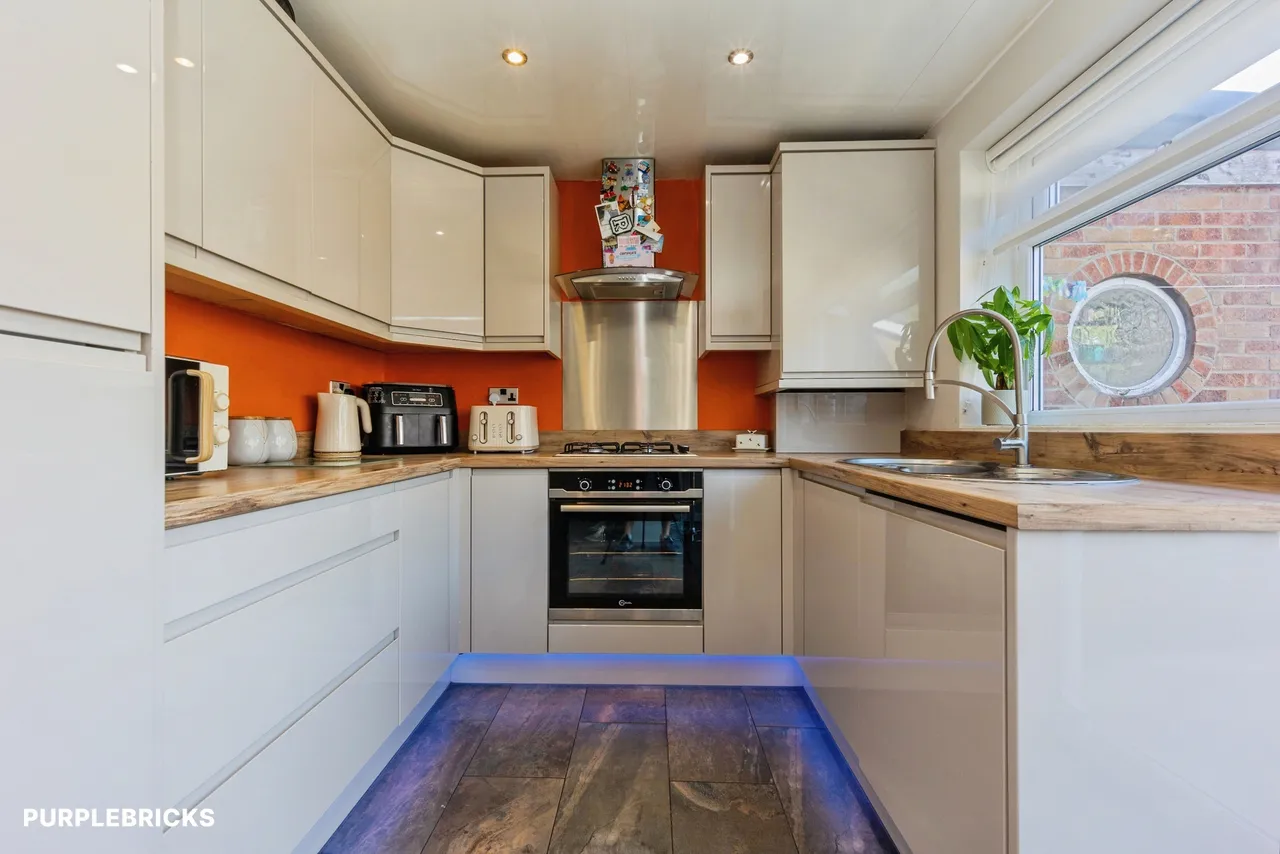 Neston Close, Oldham, OL2, photo 3
