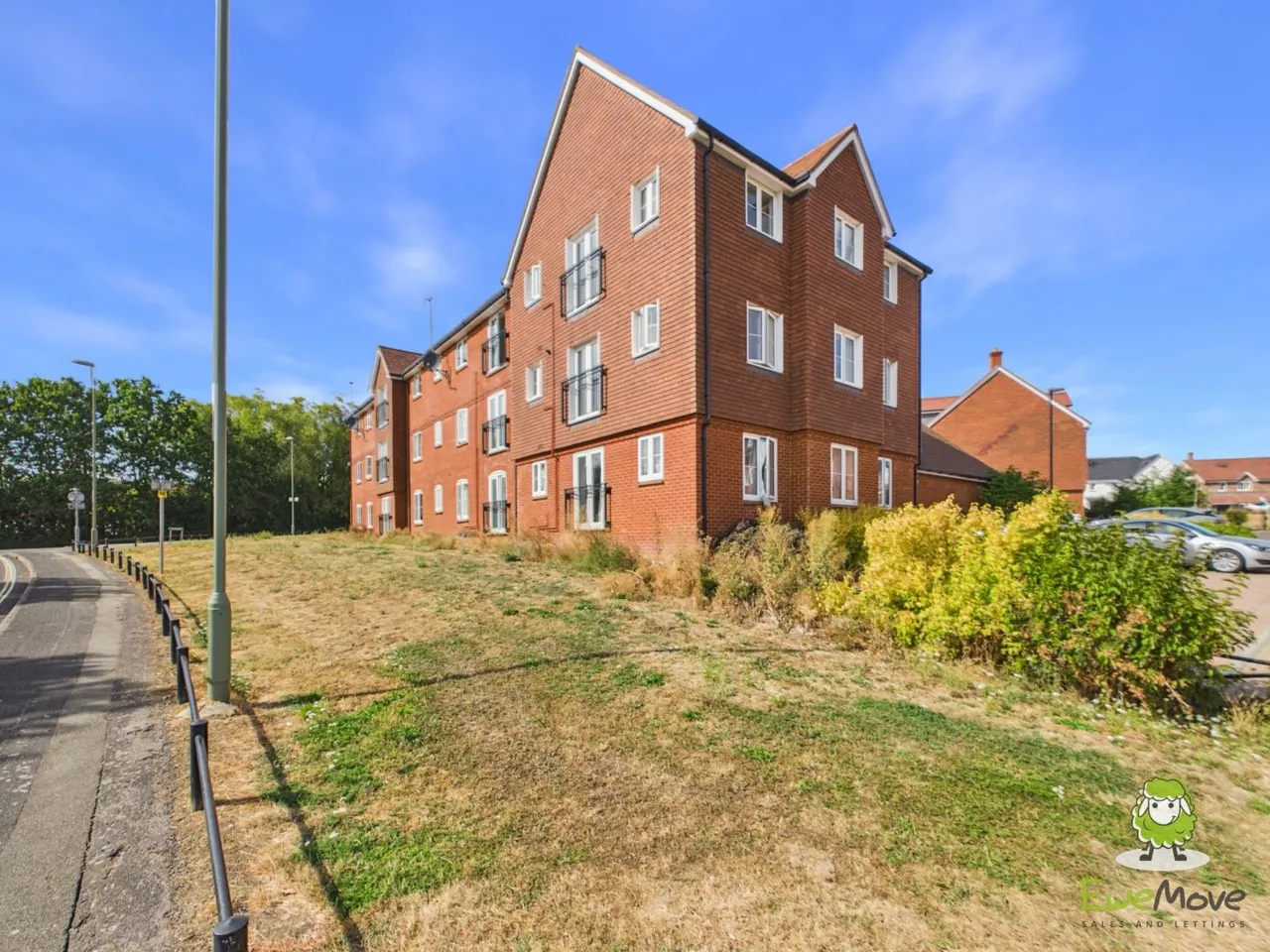 2 bed flat for sale, Appian Way, Chineham, RG24