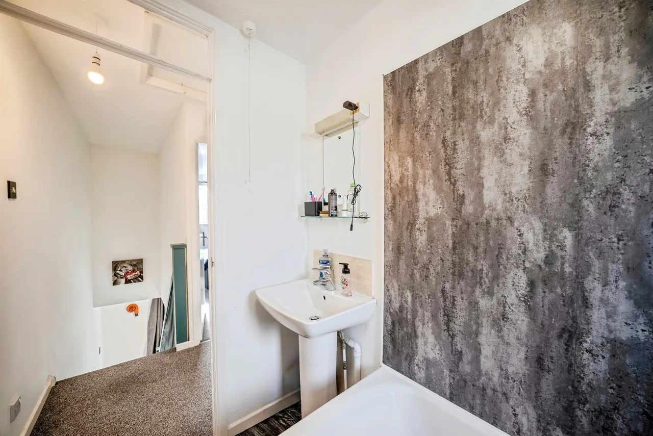 Eastholme Avenue, Belmont, HR2, photo 13