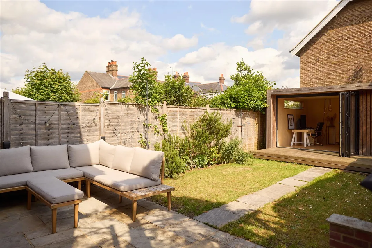 Upper Fairfield Road, Leatherhead, KT22, photo 4