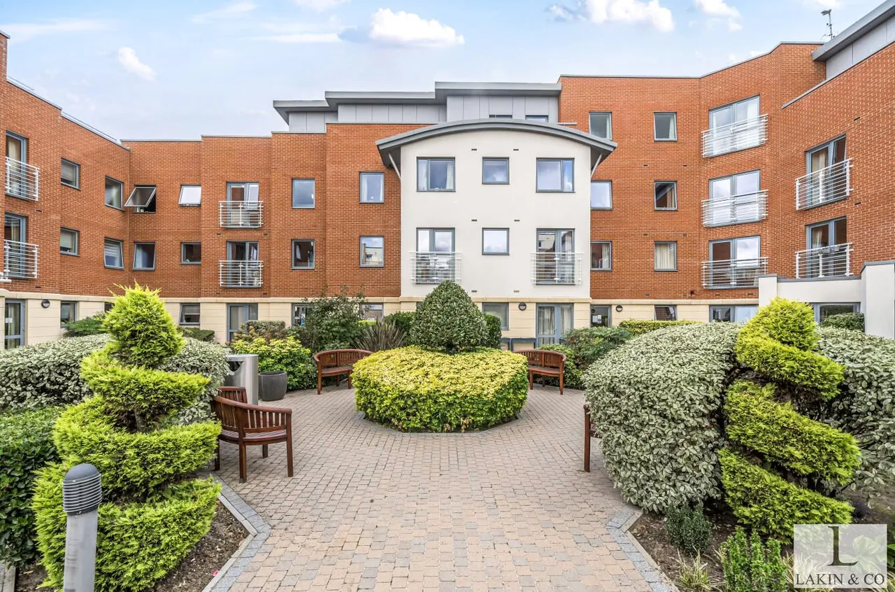 1 bed flat for sale — Josiah Drive, Ickenham, UB10 8FF