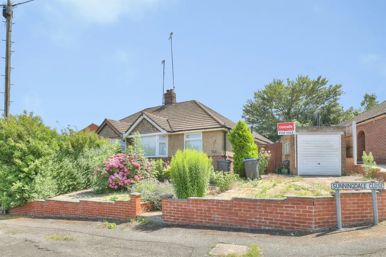 2 bed house for sale — Sunningdale Close, Northampton
