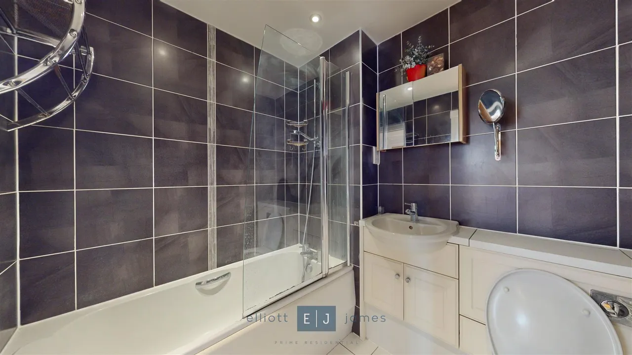 Collins Court, Lower Park Road, Loughton, photo 6