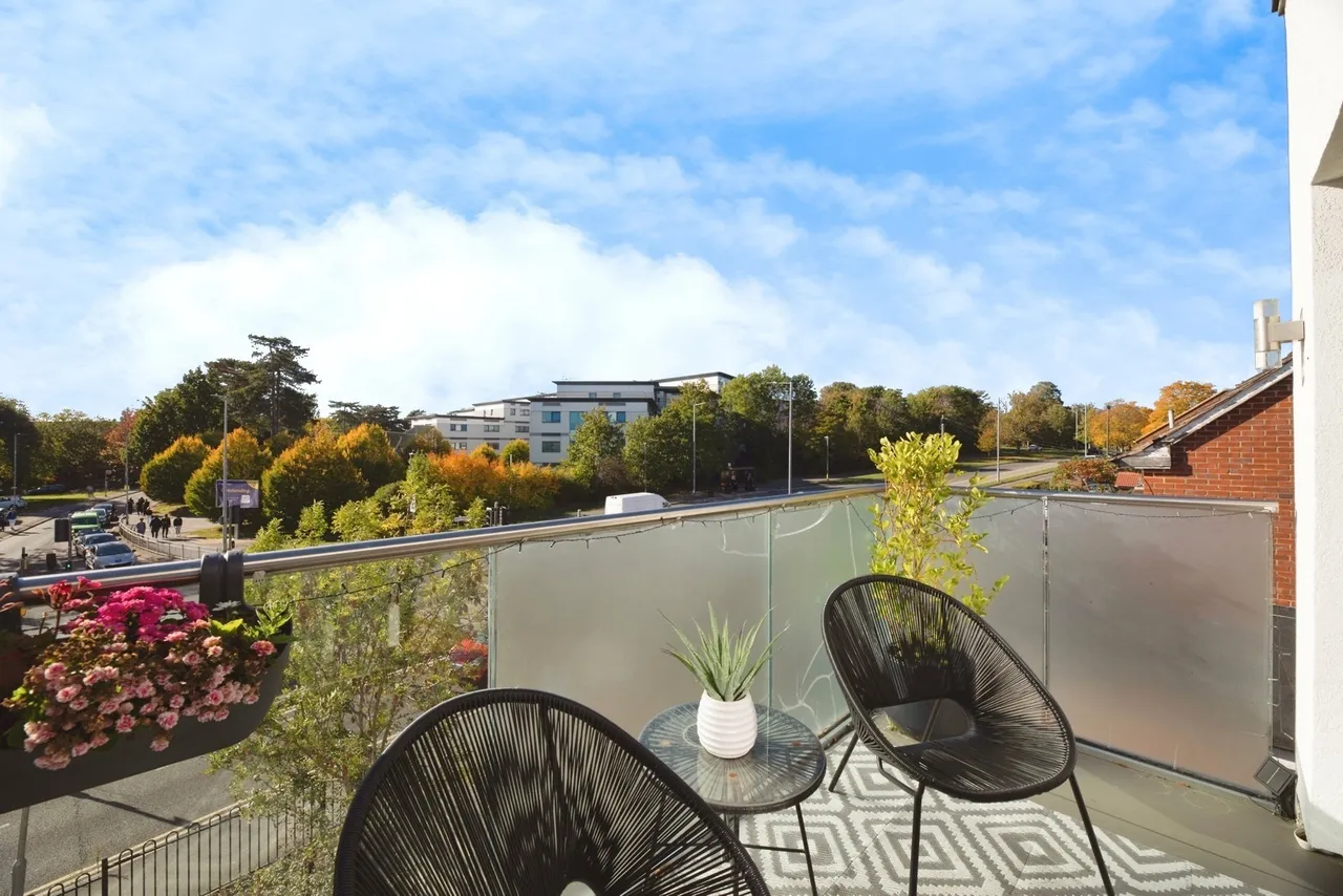 2 bed flat for sale — The Broadway, Loughton, Essex, IG10