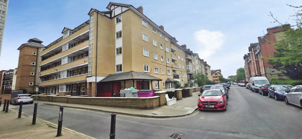 3 bed flat for sale — Rogers Estate, Globe Road, London E2 0JZ