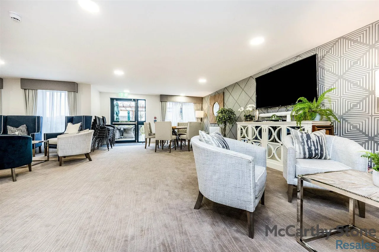 Hindhead Knoll, Walnut Tree, MK7, photo 22