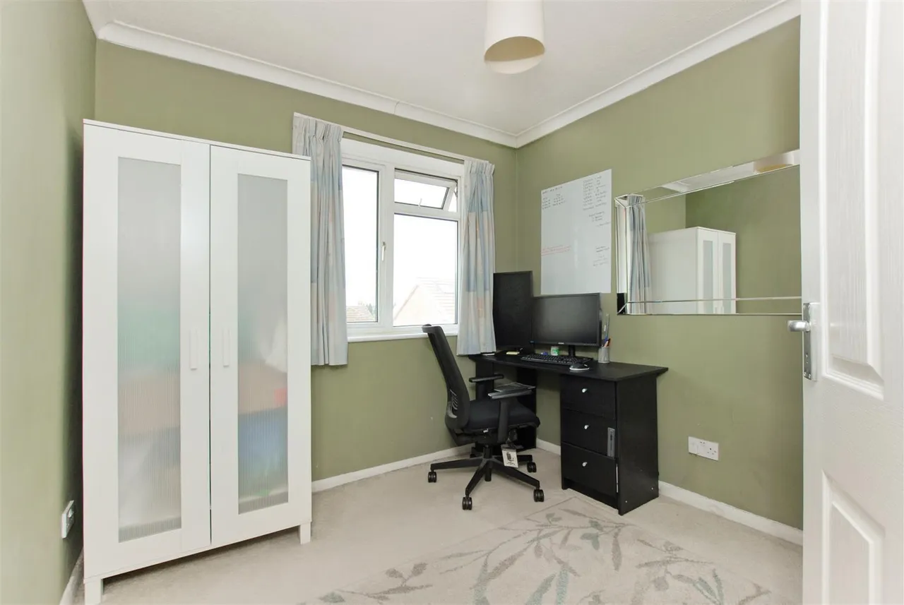 Maylands Drive, Uxbridge, photo 17