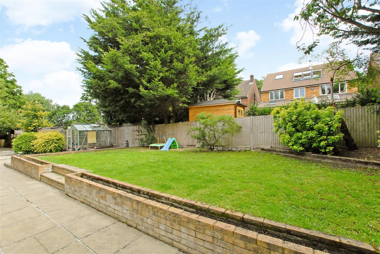 Maylands Drive, Uxbridge, photo 21
