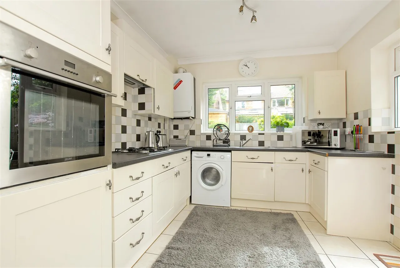Maylands Drive, Uxbridge, photo 11