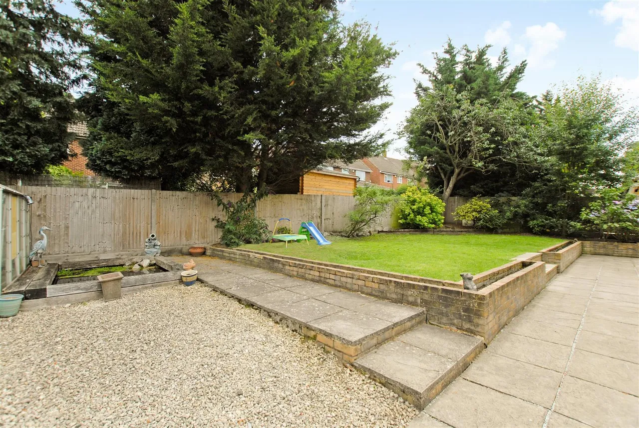 Maylands Drive, Uxbridge, photo 9