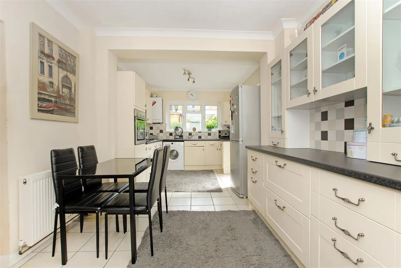 Maylands Drive, Uxbridge, photo 6