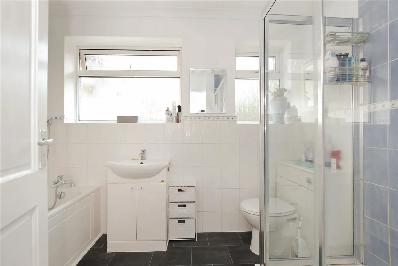 Maylands Drive, Uxbridge, photo 15