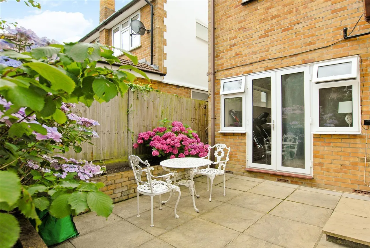Maylands Drive, Uxbridge, photo 18