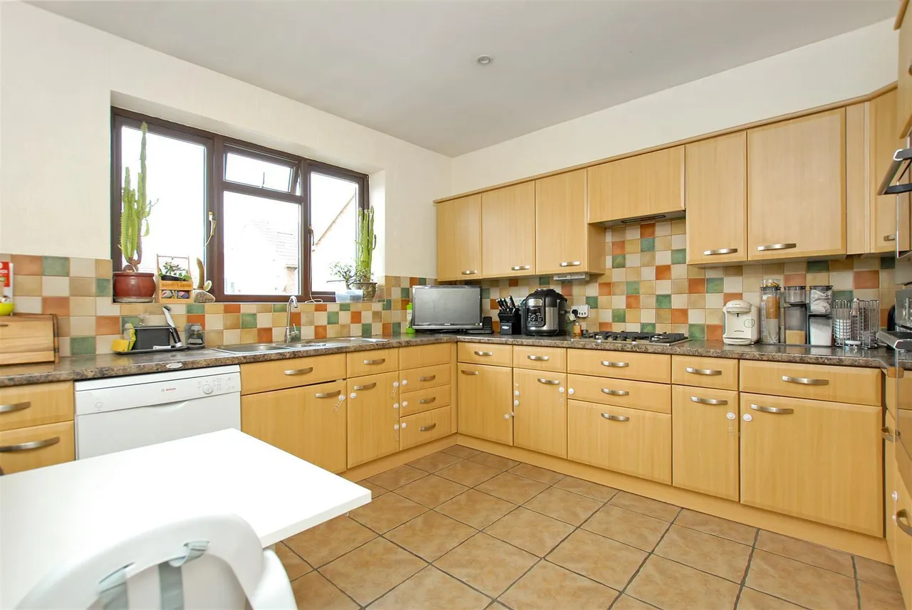 Maylands Drive, Uxbridge, photo 3