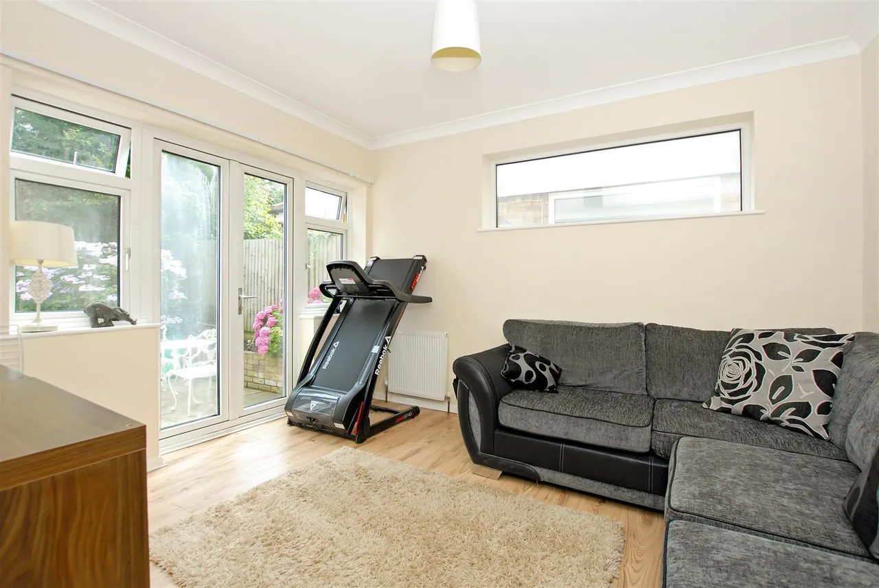 Maylands Drive, Uxbridge, photo 13