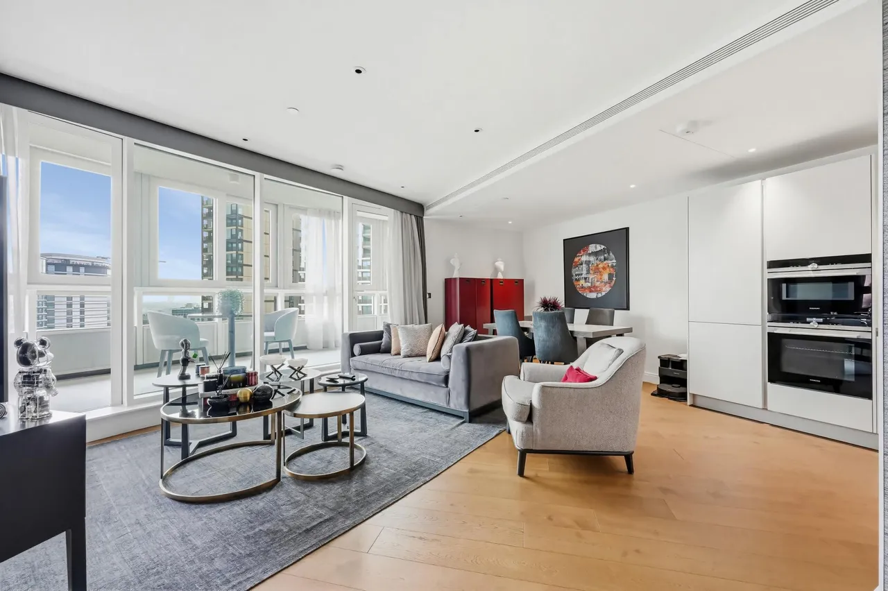2 bed flat for sale, Queenstown Road, SW11
