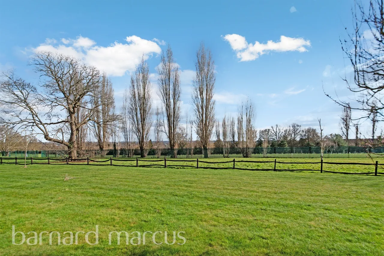 Horton Crescent, Epsom, photo 10