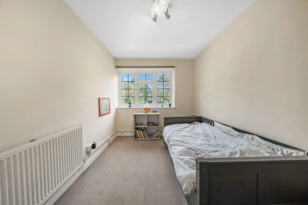 Gainsborough Court, Walton-On-Thames, KT12, photo 6