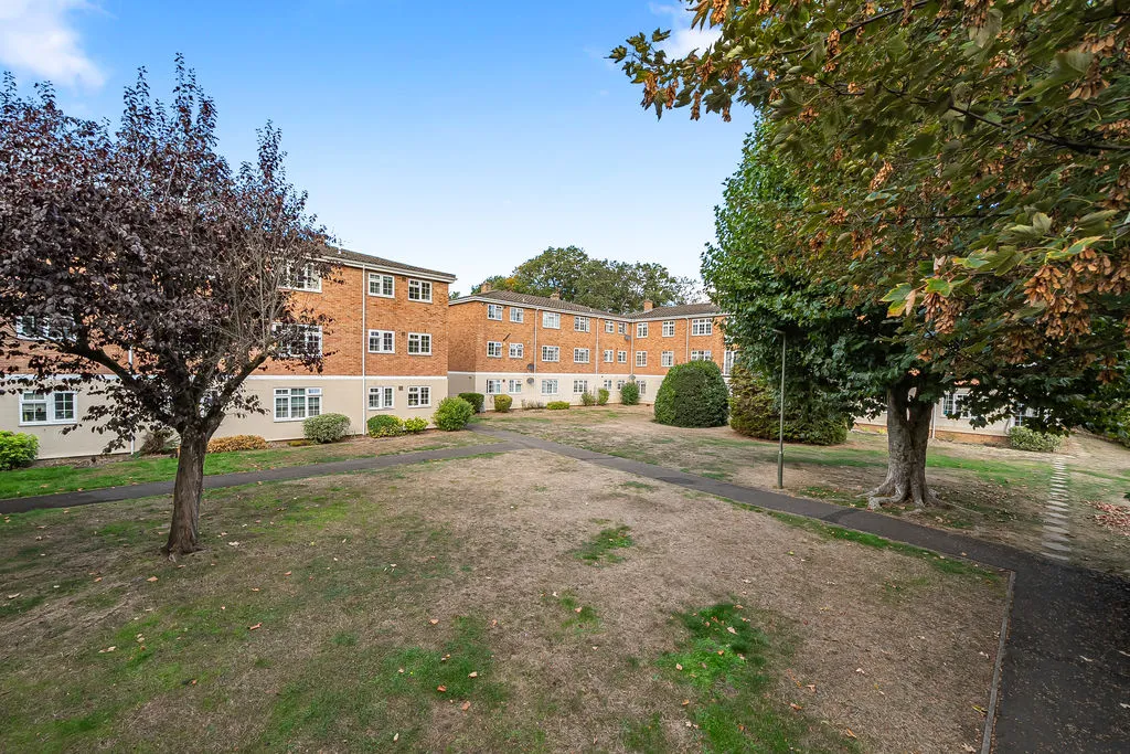 Gainsborough Court, Walton-On-Thames, KT12, photo 10