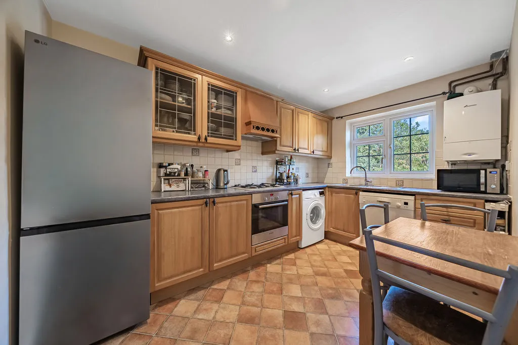 Gainsborough Court, Walton-On-Thames, KT12, photo 2