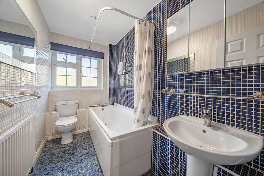 Gainsborough Court, Walton-On-Thames, KT12, photo 8