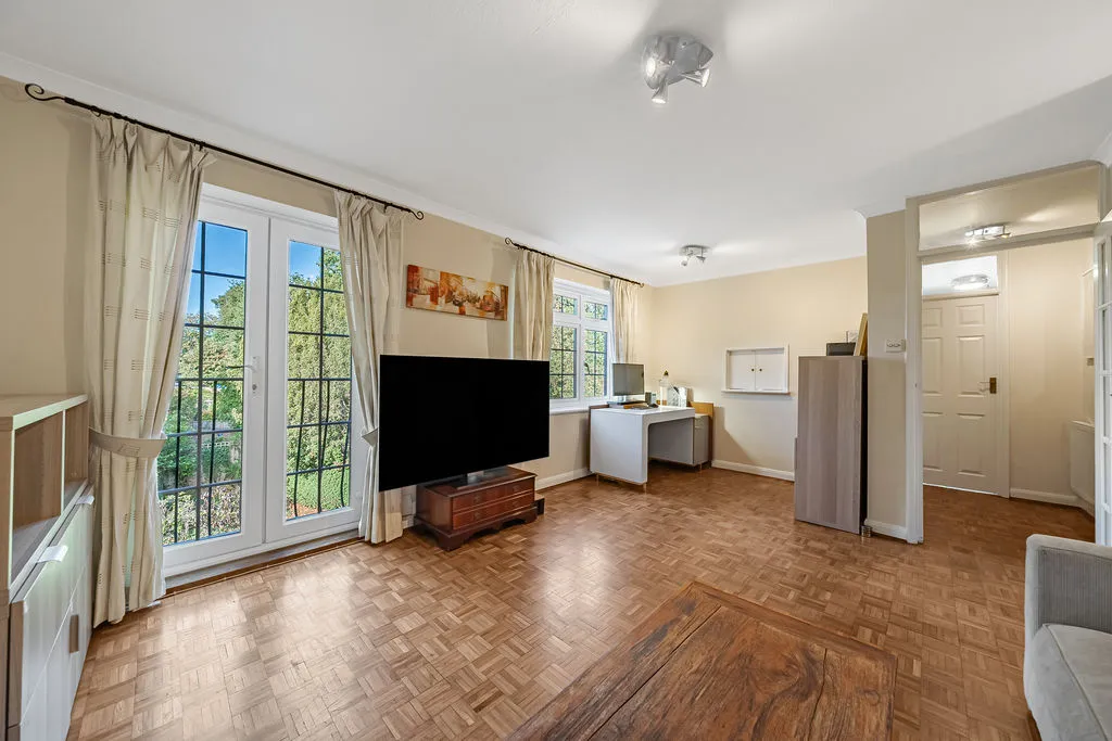 Gainsborough Court, Walton-On-Thames, KT12, photo 4
